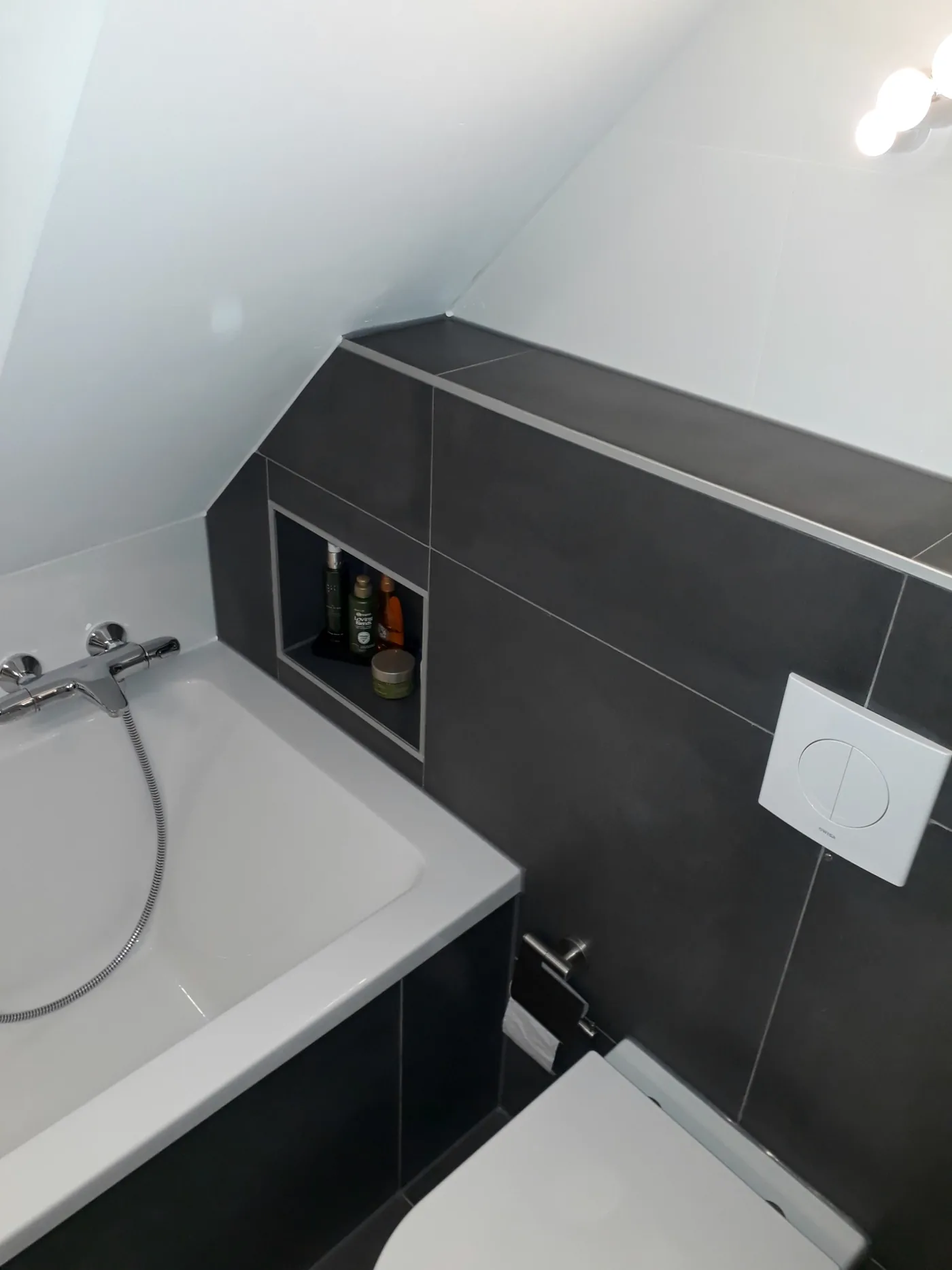 Afgewerkte badkamer met houten badkamermeubel en radiator